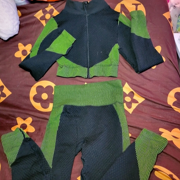 WORK OUT SET - Picture 2 of 3